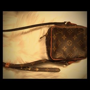 Authentic Louis Vuitton small crossbody bag